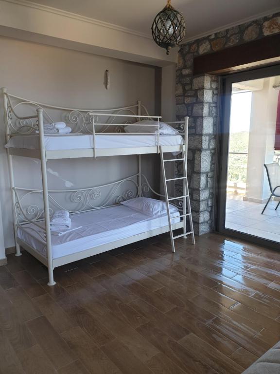 Uma ou mais camas em beliche num quarto em Lavender House 1 - Agios Nikitas