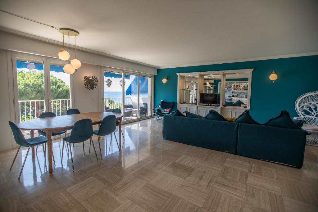 un salon avec une table et un canapé dans l'établissement La Casa Blu by Connexion, à Cannes