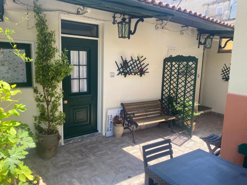 マテーラにあるIl Cancelloの緑のドア、パティオ(ベンチ付)