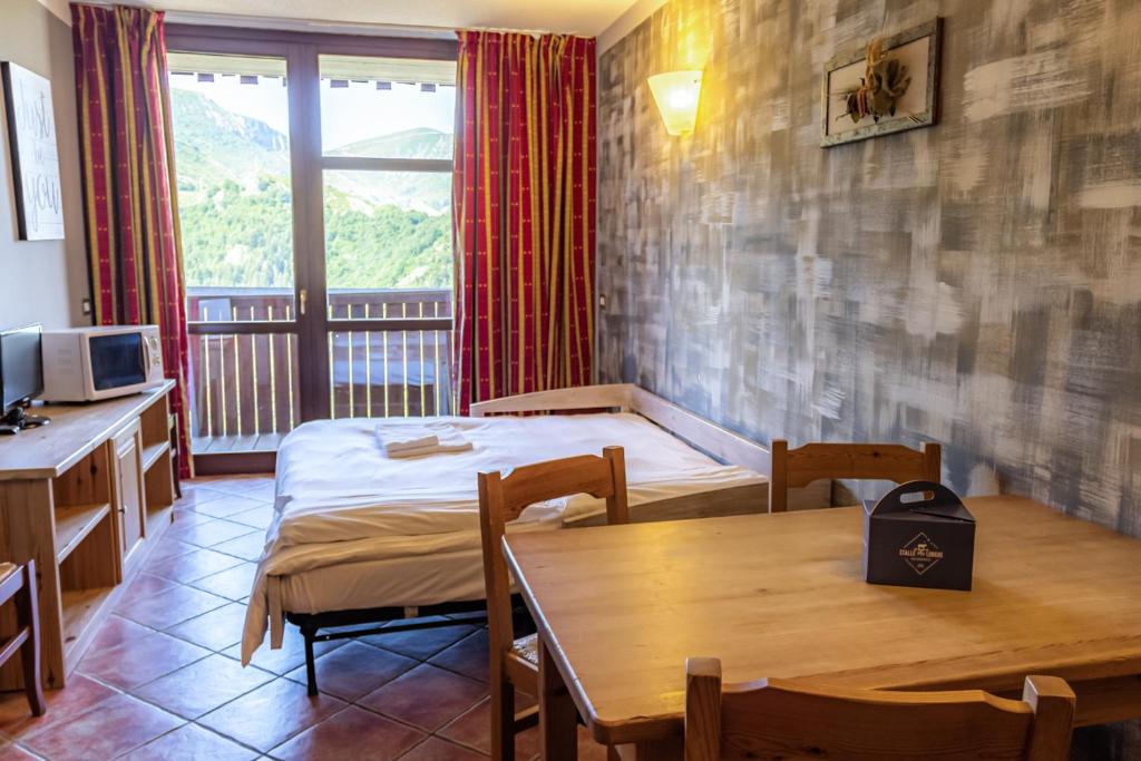 Telewizja i/lub zestaw kina domowego w obiekcie Residence Stalle Lunghe
