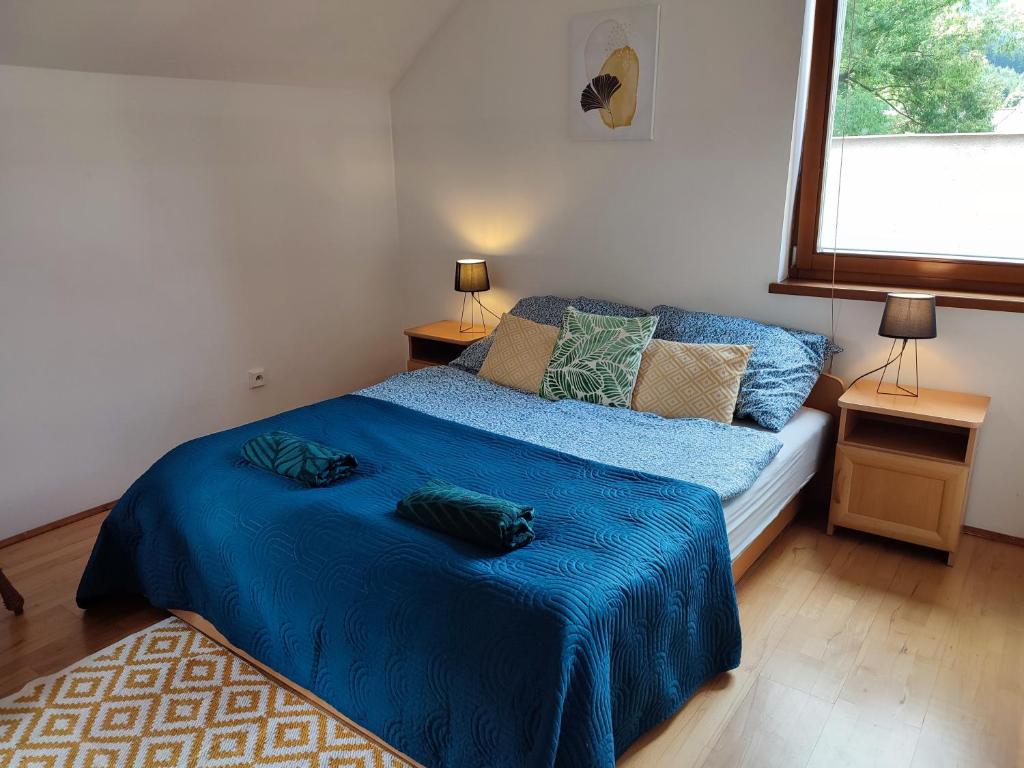 Un pat sau paturi într-o cameră la Penzion u Sulov