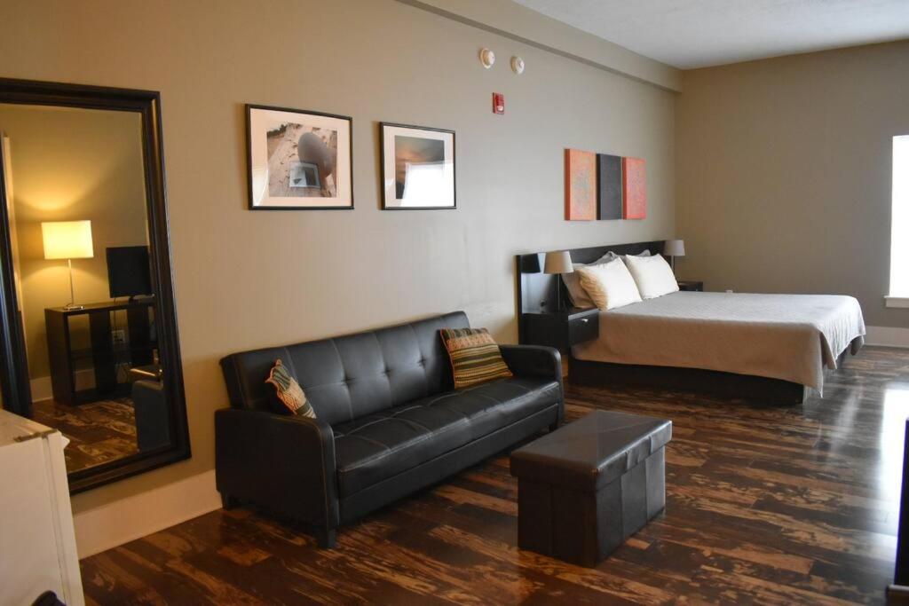 ein Hotelzimmer mit einem Bett und einem Sofa in der Unterkunft Northport Inn Boutique Hotel R203 in Northport