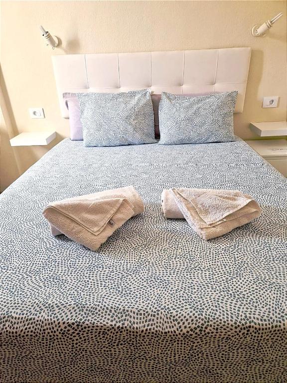 łóżko z 2 poduszkami i 2 ręcznikami w obiekcie Holiday rent Fuerteventura w mieście Costa de Antigua