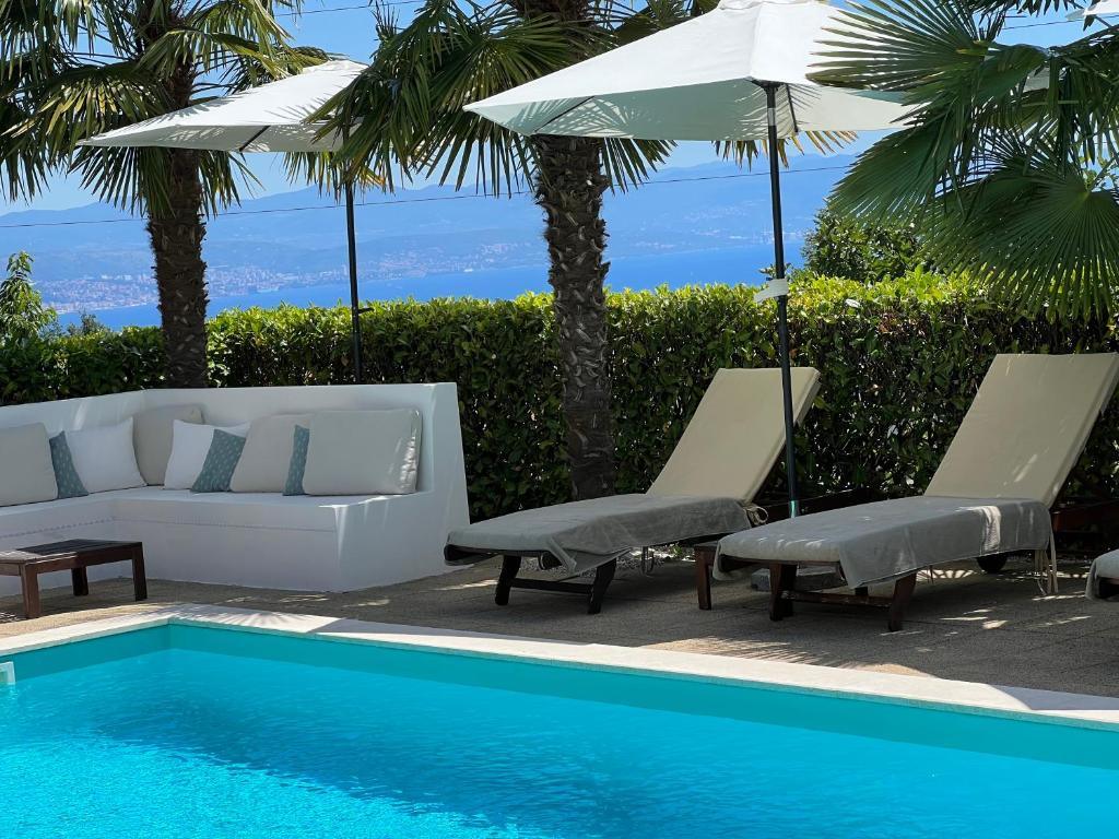 Basen w obiekcie Apartments Villa Chiara Opatija lub w pobliżu