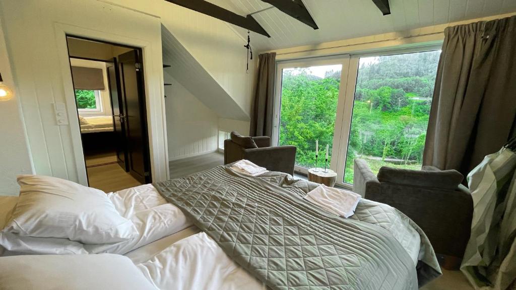 En eller flere senge i et værelse på Systra Hotel Apartments Sjøholt
