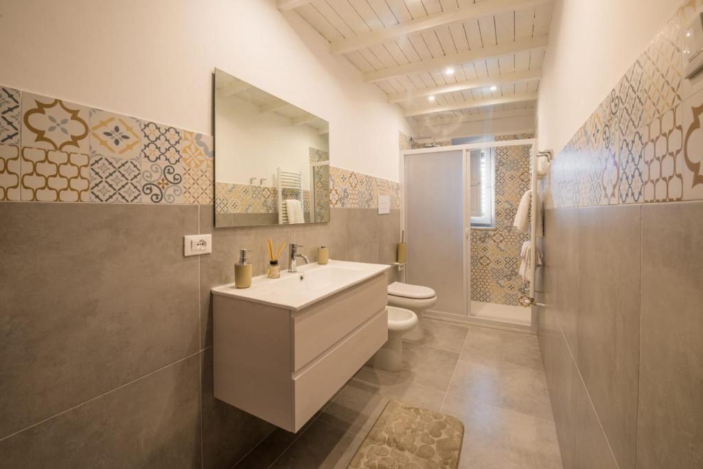 y baño con lavabo, aseo y espejo. en Sampolo70 - Apartments, en Palermo