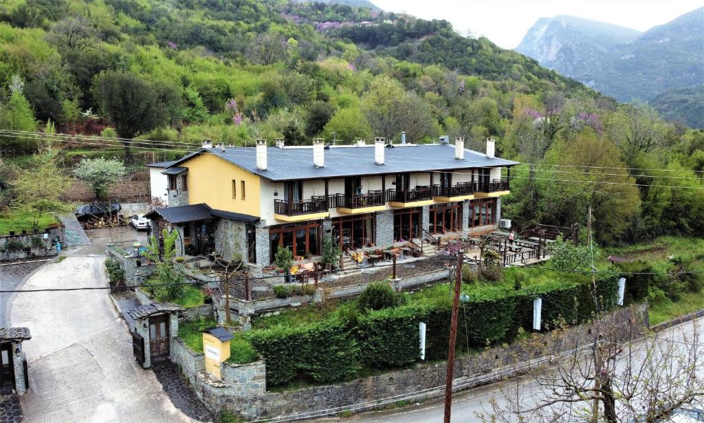 une maison sur le flanc d'une montagne dans l'établissement Hotel Teloneio, à Plaka