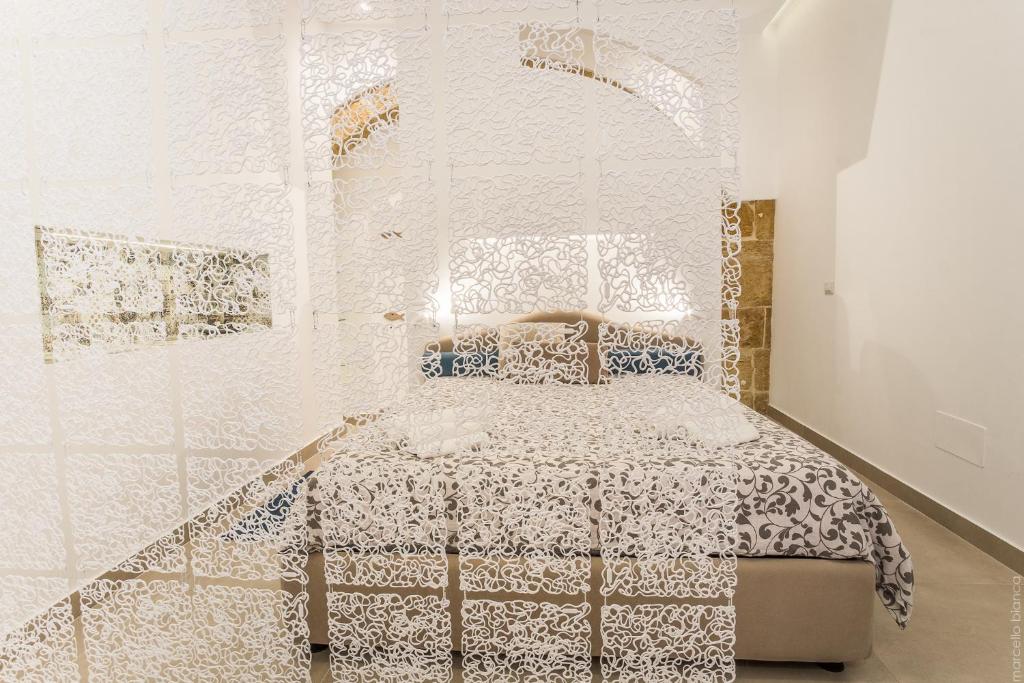 A bed or beds in a room at Casa Zummo Ortigia Luxury Apartment