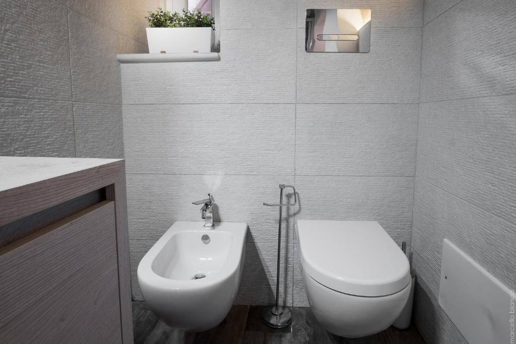 A bathroom at Casa Zummo Ortigia Luxury Apartment