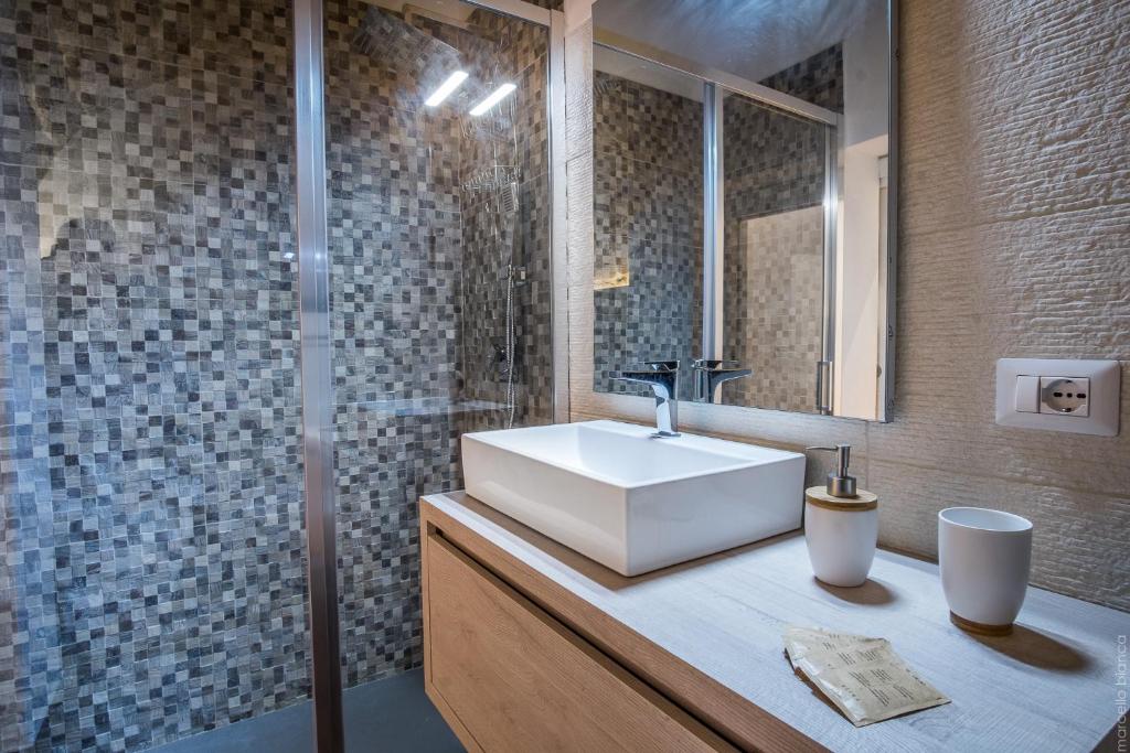 A bathroom at Casa Zummo Ortigia Luxury Apartment
