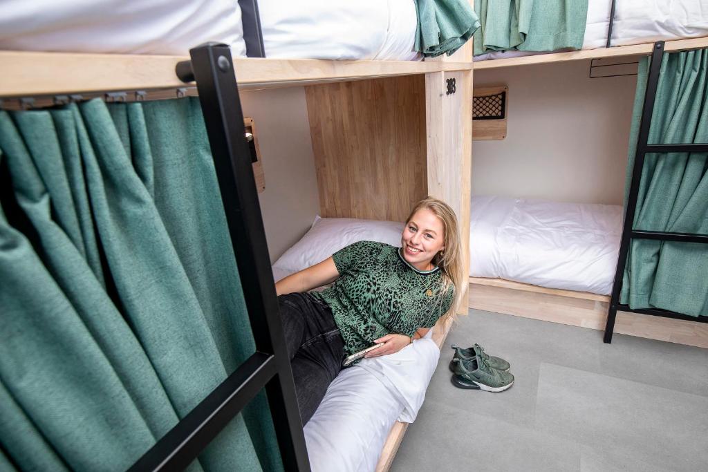 Ein Bett oder Betten in einem Zimmer der Unterkunft The Bee Hostel