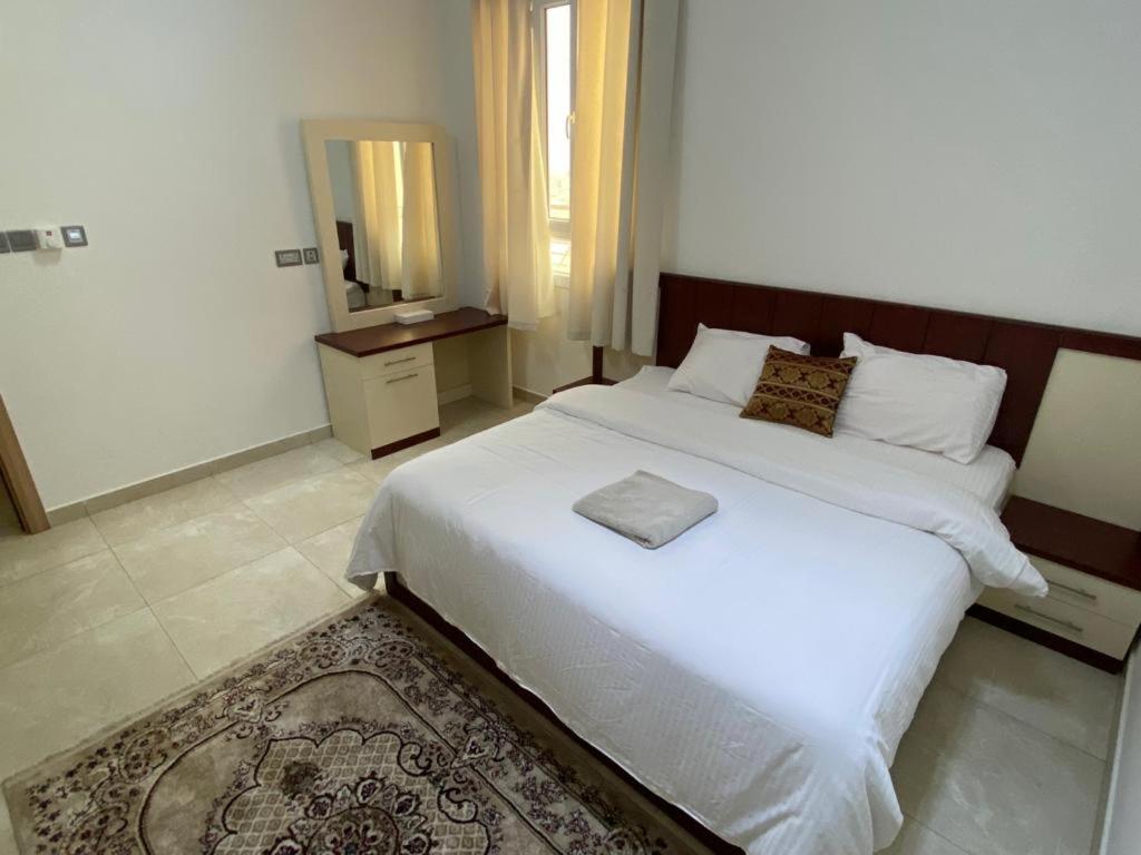 Tempat tidur dalam kamar di Roza Hotel Apartments
