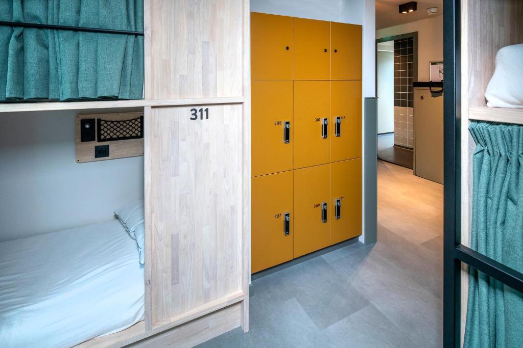 Ein Bett oder Betten in einem Zimmer der Unterkunft The Bee Hostel