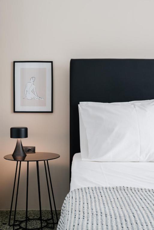 Postel nebo postele na pokoji v ubytování The Artisan Suites