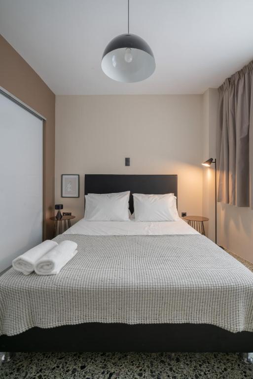 Postel nebo postele na pokoji v ubytování The Artisan Suites