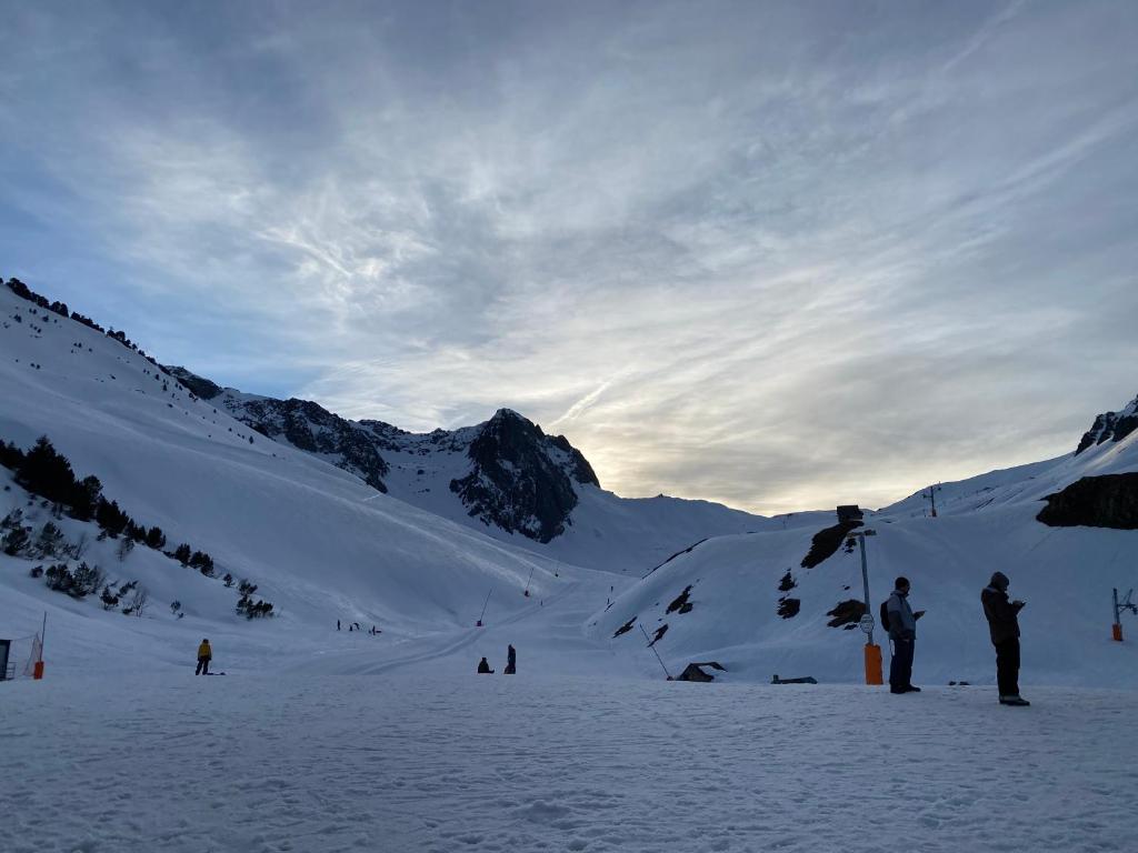 um grupo de pessoas em pé em uma montanha coberta de neve em La Mongie - Apt 2 ch - 8 pers - Place parking couvert em La Mongie