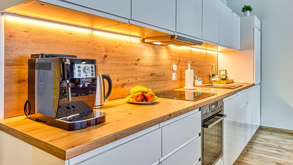 Kuchyňa alebo kuchynka v ubytovaní Apartament PO PRACY z SAUNĄ - 5D Apartamenty
