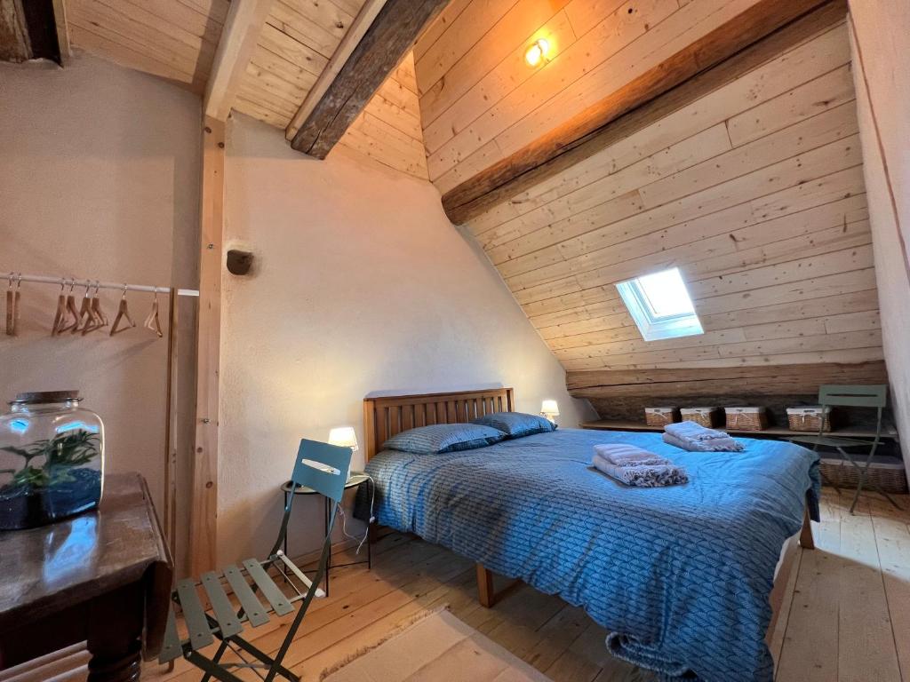 Säng eller sängar i ett rum på Gites Graines du Jura
