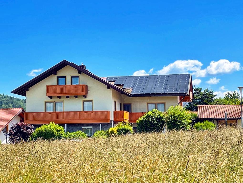 ein Haus mit Sonnenkollektoren darüber in der Unterkunft Haus Gunda in Arrach