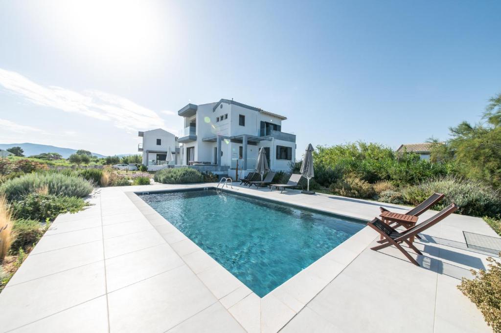 une villa avec une piscine et une maison dans l'établissement Lagoon View villa, à Leucade