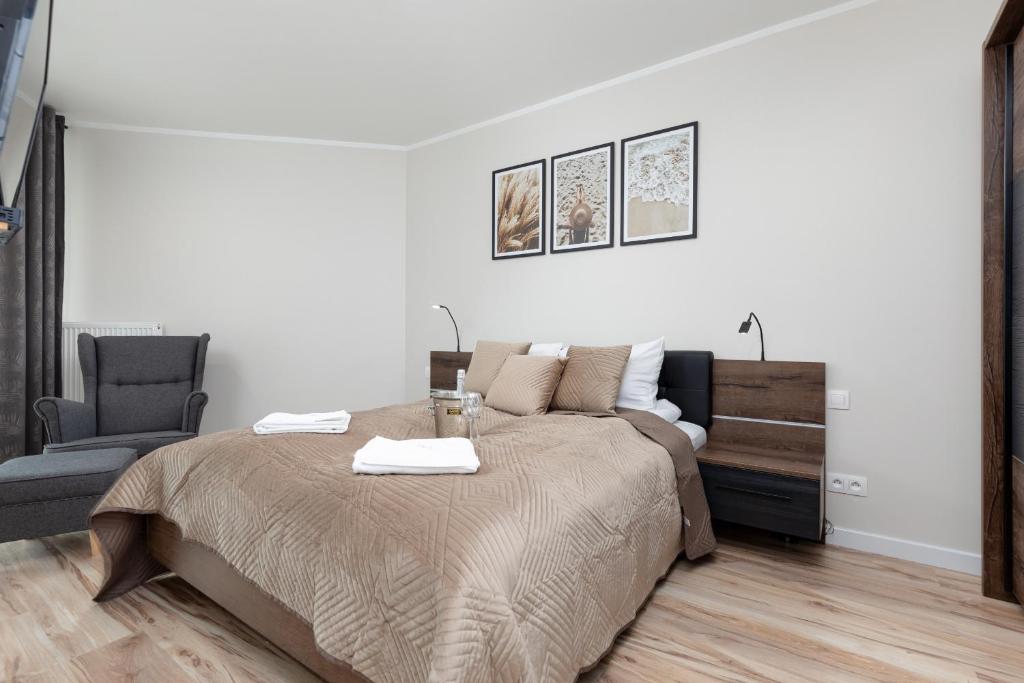 Ένα ή περισσότερα κρεβάτια σε δωμάτιο στο Lux Apartament z Widokiem na MORZE - Mazowiecka 213 by Renters