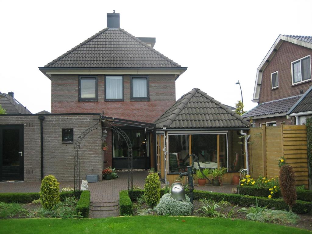 a house with a extension to a patio at B&B Ans en Ben Streppel in Twello