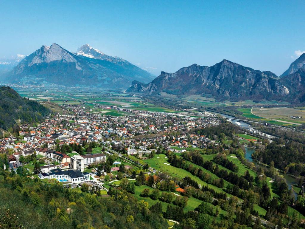 eine Stadt in einem Tal mit Bergen im Hintergrund in der Unterkunft Studio Neptun 4 im Zentrum von Bad Ragaz in Bad Ragaz