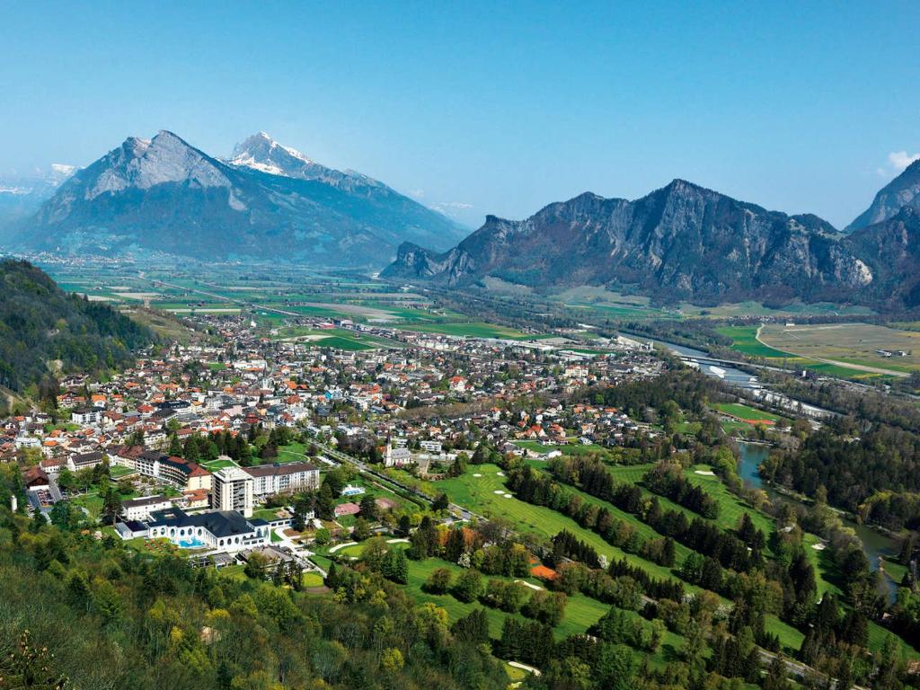 a town in a valley with mountains in the background at Studio Neptun 4 im Zentrum von Bad Ragaz in Bad Ragaz