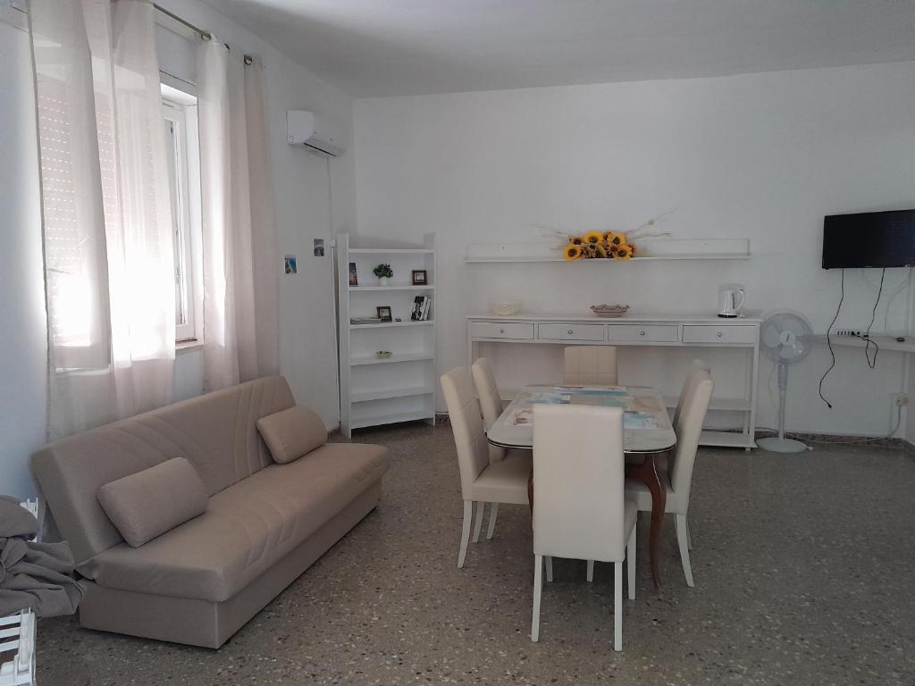 Кухня или мини-кухня в VILLA SALINA MONACI
