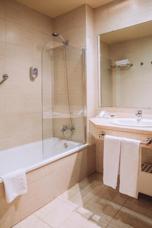 A bathroom at Hotel Arha Mar Comillas
