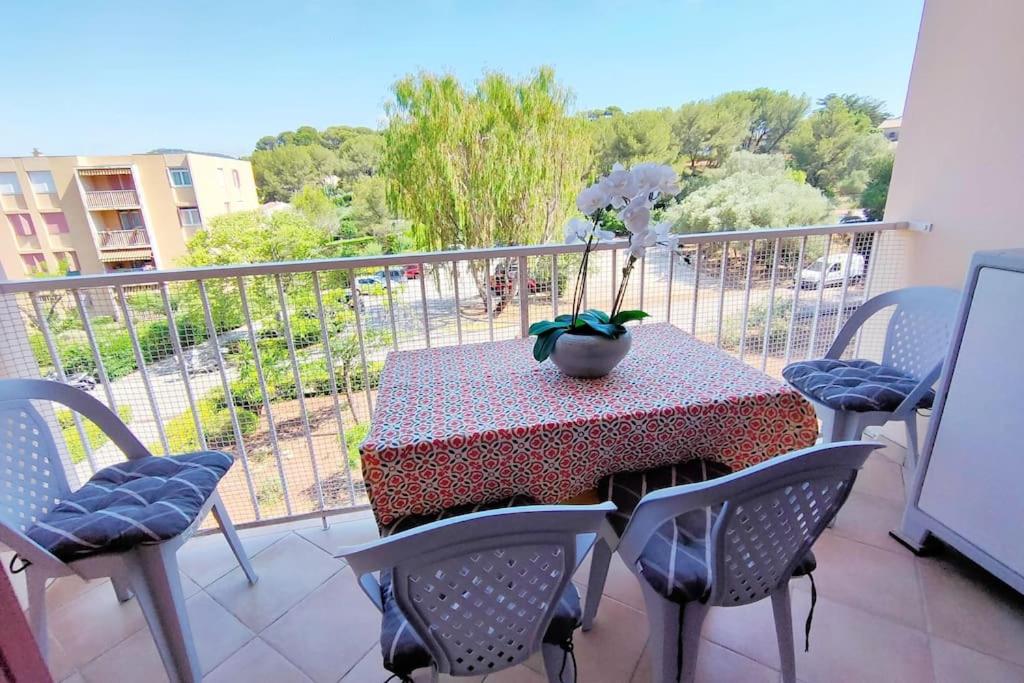 d'une table et de chaises sur un balcon avec vue. dans l'établissement LE PRADET 50m de la plage T2 tout confort LESCLESDENICOLE, au Pradet