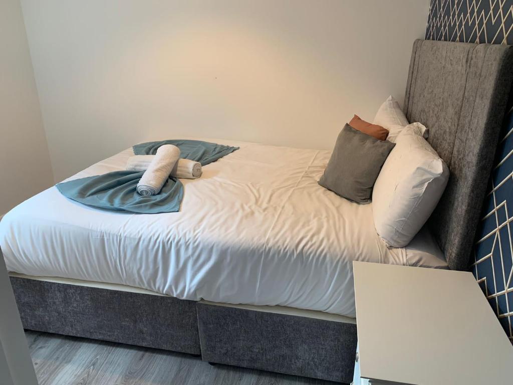 Ein Bett oder Betten in einem Zimmer der Unterkunft 13 Eyre Square Lane
