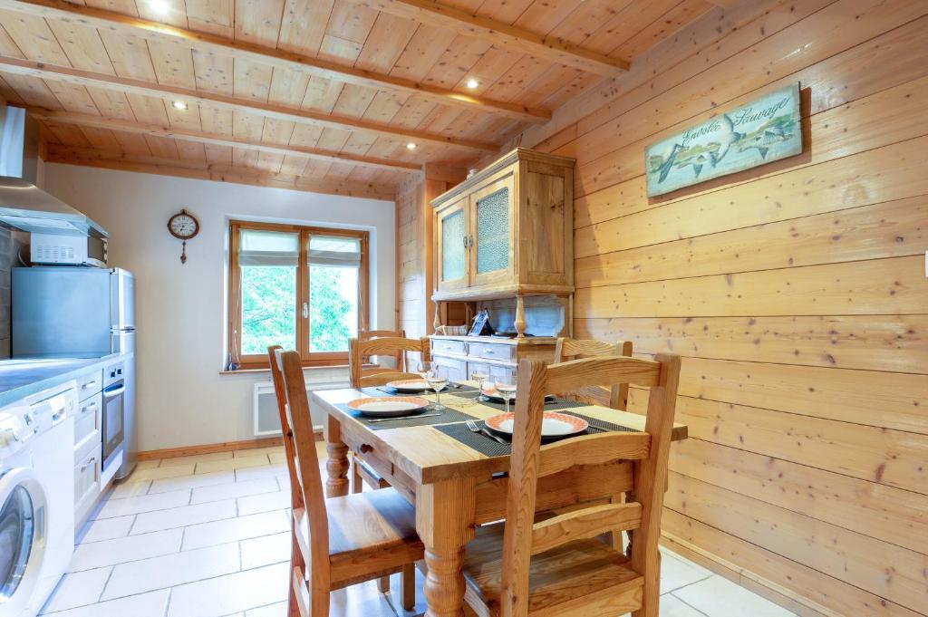 a kitchen with a table and chairs in a cabin at La Forêt de Ventron in Ventron