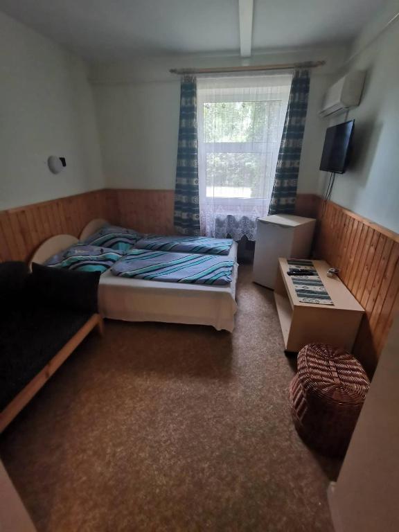 Łóżko lub łóżka w pokoju w obiekcie Platán üdülő