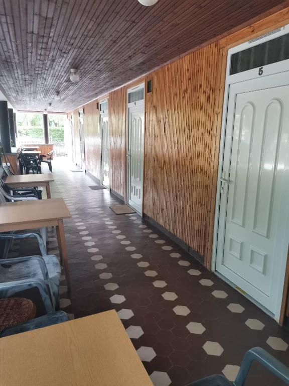 Zdjęcie z galerii obiektu Platán üdülő w mieście Balatonlelle