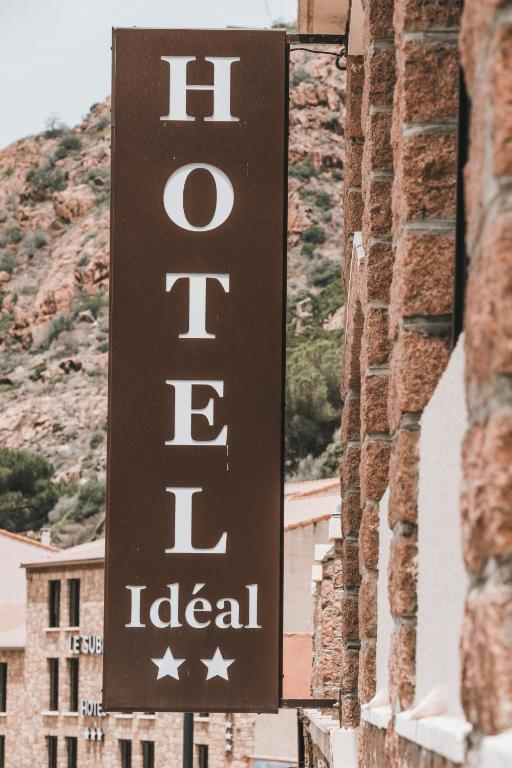 Nespecifikovaný výhled na hory nebo výhled na hory při pohledu z hotelu