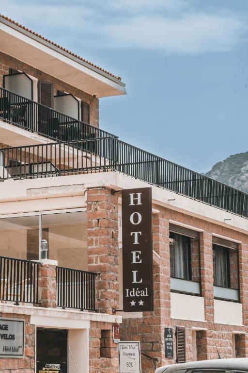 Nespecifikovaný výhled na hory nebo výhled na hory při pohledu z hotelu