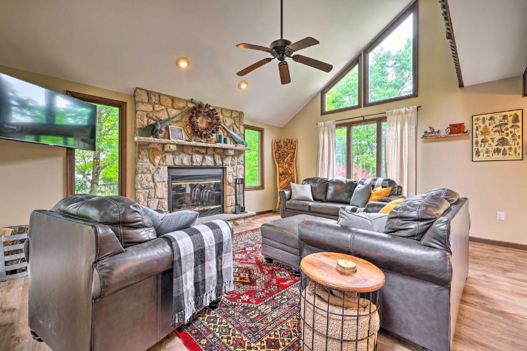 AlbrightsvilleにあるNear Hiking and Skiing Albrightsville Home with Deck!のリビングルーム(革製家具、石造りの暖炉付)
