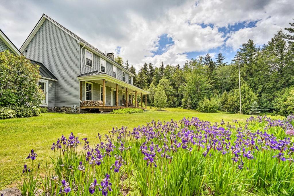 une maison avec des fleurs violettes dans la cour dans l'établissement Wilmington Home on 18 Acres about 9 Mi to Skiing!, à Wilmington
