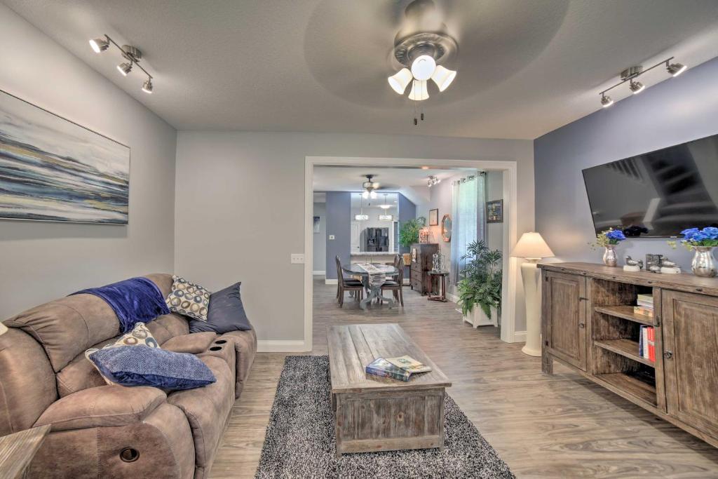 Spacious Fort Wayne Condo with Porch and Storage!, Fort Wayne (updated