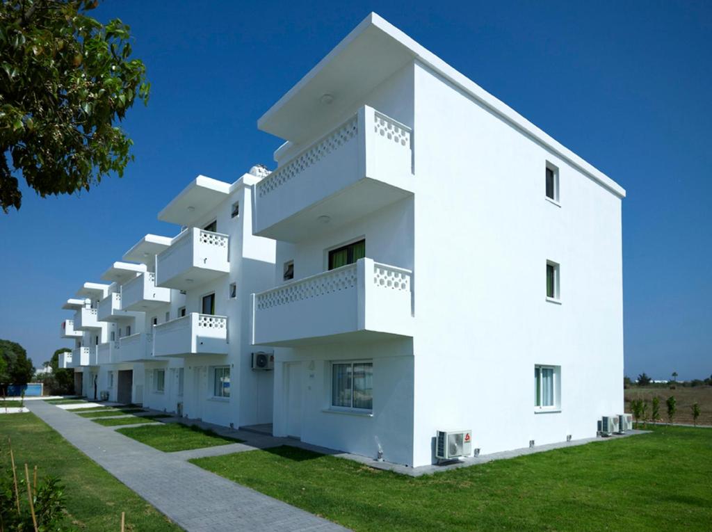ein weißes Gebäude mit Balkon auf der Seite in der Unterkunft So Apartments in Ayia Napa