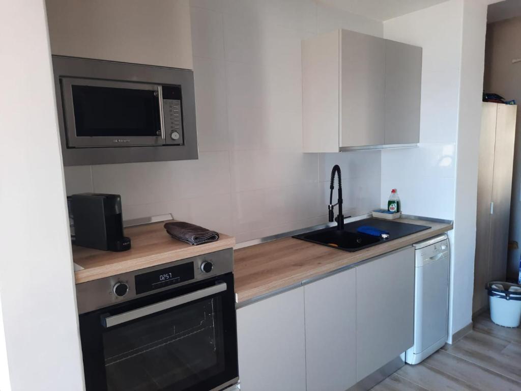 Kuchyňa alebo kuchynka v ubytovaní apartamento deluxe cau del llop
