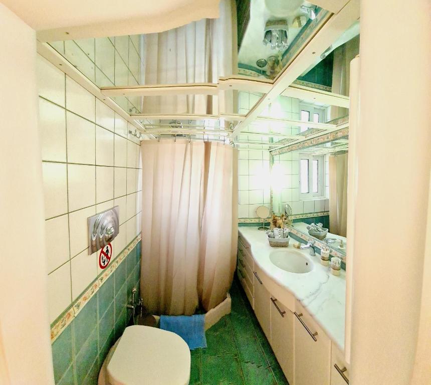 Kúpeľňa v ubytovaní Downtown, penthouse apartment with great view, Pagkrati