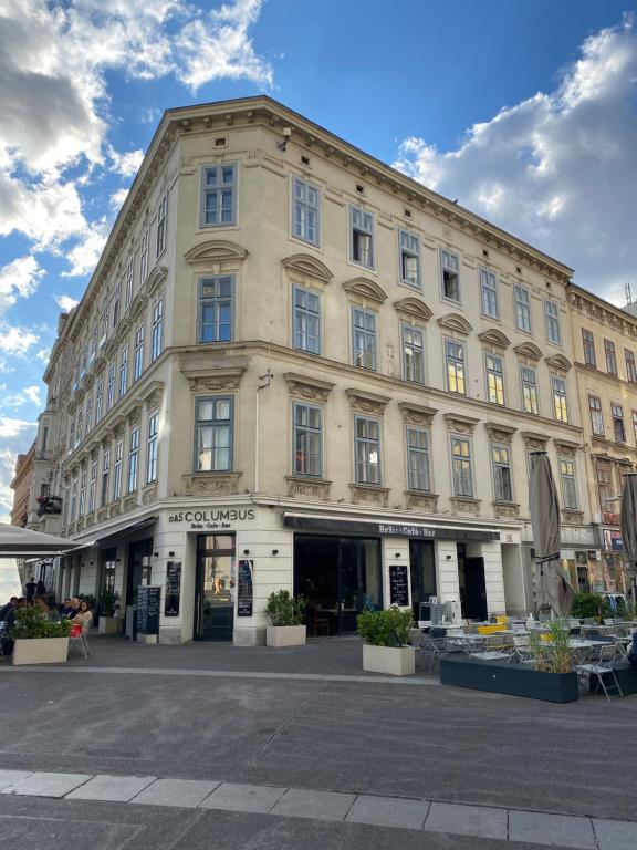 un gran edificio en medio de una calle en Kolbeck Rooms en Viena