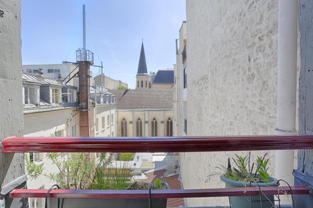 widok z balkonu budynku z kościołem w obiekcie ST DOM Gauche - PARIS 7 - Best Place w Paryżu