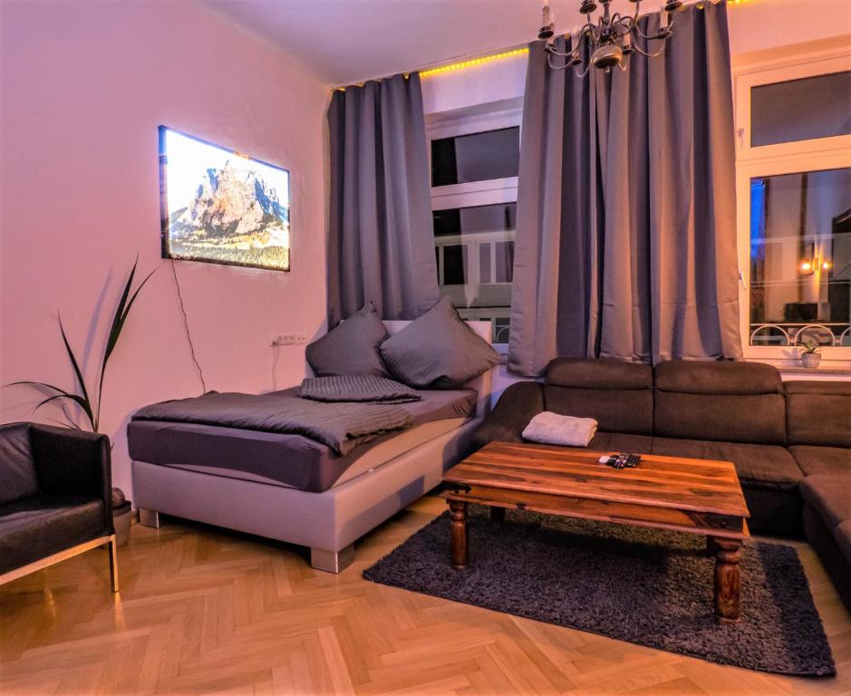 sala de estar con sofá y mesa de centro en #213 LUX-Room - Zentrum Neuss - Nähe Düsseldorf Messe mit Netflix & Prime en Neuss