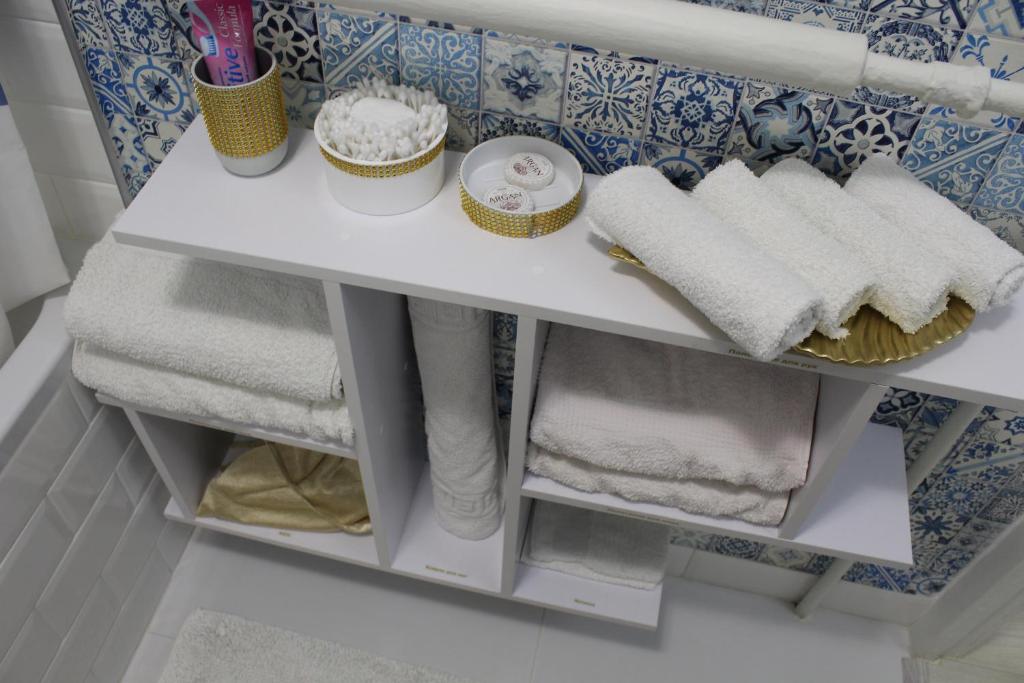 ein weißes Regal mit Handtüchern im Bad in der Unterkunft Тіффані Апартаменти in Dnipro