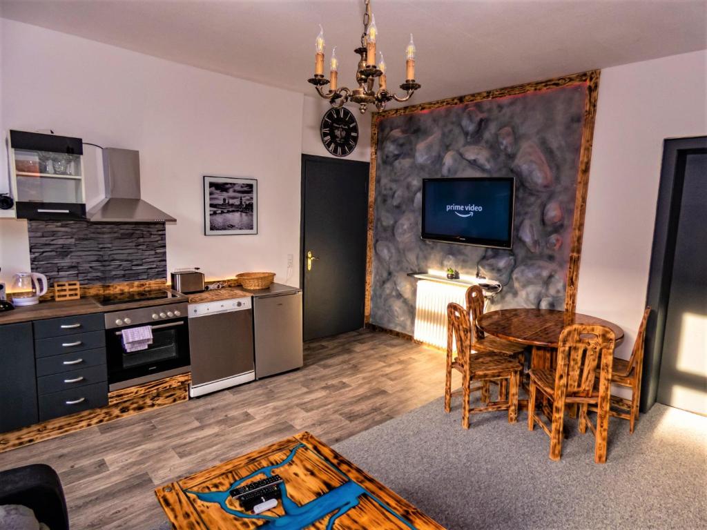 een woonkamer met een tafel en een keuken bij #214 LUX-Flat im Herzen von Neuss mit Netflix & Prime in Neuss