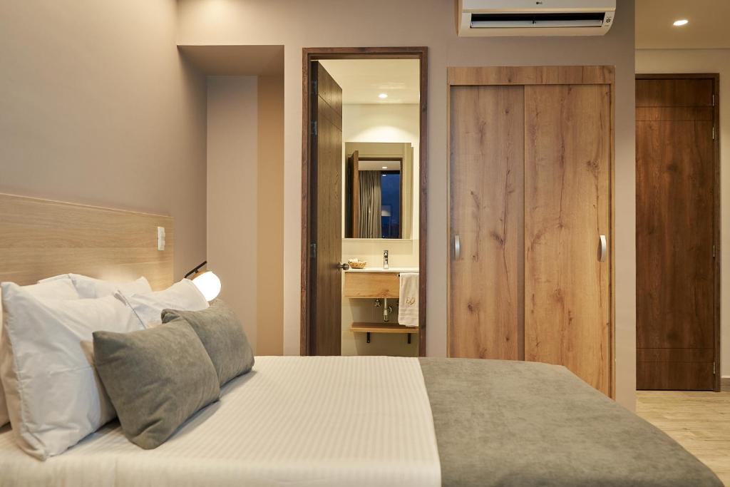 Postel nebo postele na pokoji v ubytování Eutopiq Hotel