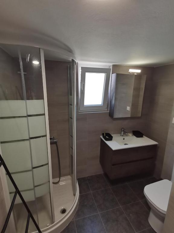 Penthouse spacious w super wifi & terrace, 2 min from metro - 11